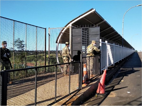 Covid-19: Militares colocan portón en el Puente de la Amistad