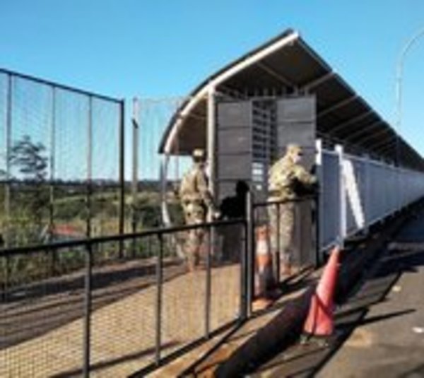 Militares instalan portón en el Puente de la Amistad - Paraguay.com