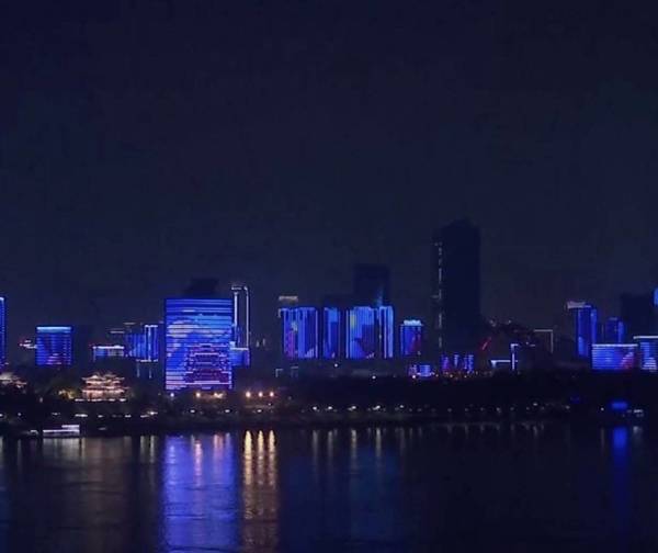 Wuhan celebra el fin de la cuarentena con show de luces