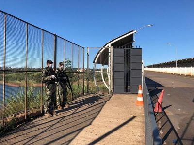 Bloquean acceso peatonal del Puente de la Amistad - ABC en el Este - ABC Color