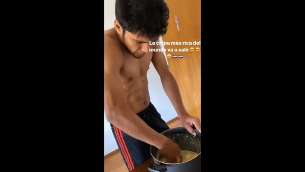 Bien paraguayo: Robert Rojas prepara chipa a su manera