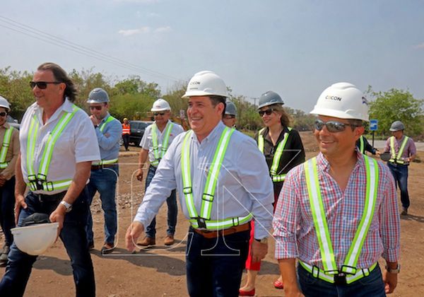 Cartes resalta el trabajo del personal de blanco