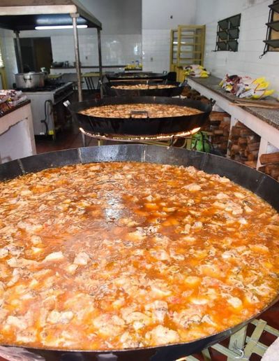 Primera dama anuncia 2000 platos diarios para zonas vulnerables | Noticias Paraguay
