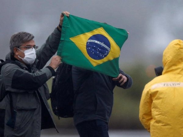 Suman 800 muertos por Covid-19 en Brasil