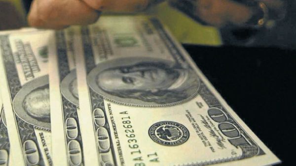 Dólar tranquilo en el país, pero fuerte en la región