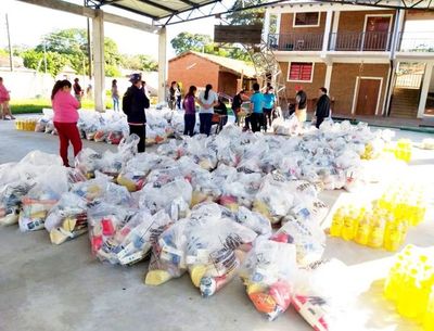 Estudiantes reciben las bolsas con alimentos - Interior - ABC Color