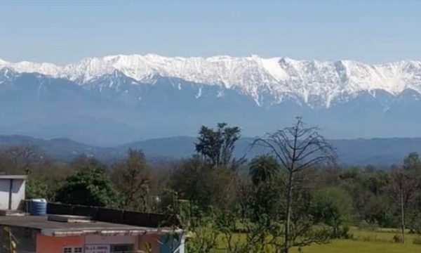 Baja la contaminación y el Himalaya reaparece en el horizonte