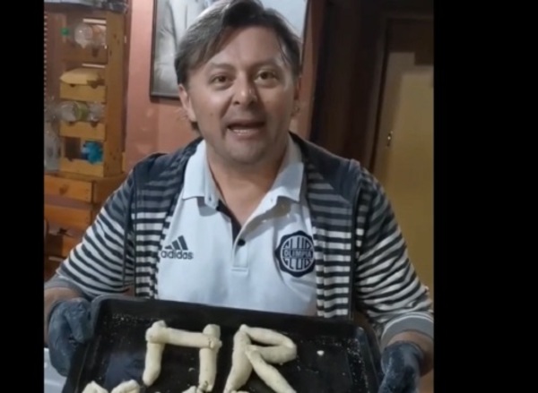 Siguiendo la receta de su abuela, HR preparó la tradicional chipa