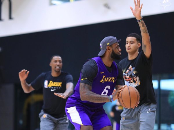 Los Lakers, pese al coronavirus, siguen entrenando, pero a través de internet
