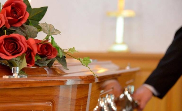 HOY / Funerarias tratarán todos los fallecimientos como casos de Covid-19