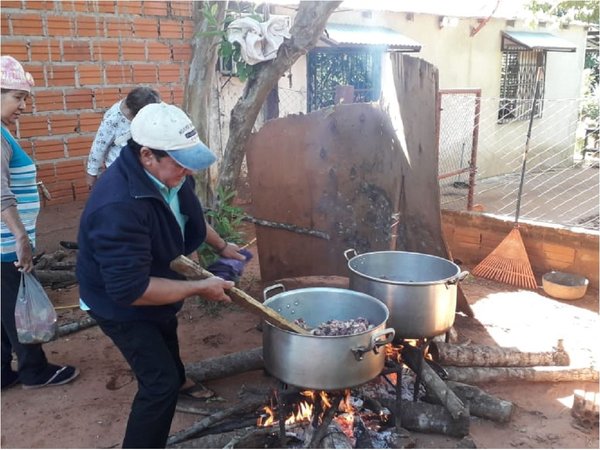Preparan olla popular para 100 familias de escasos recursos de Yasy Cañy