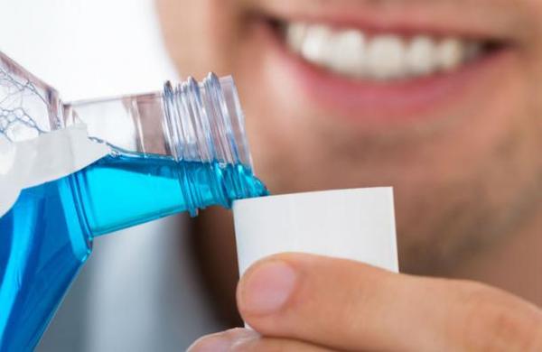 El ingrediente de los enjuagues bucales que podría causarte caries - SNT