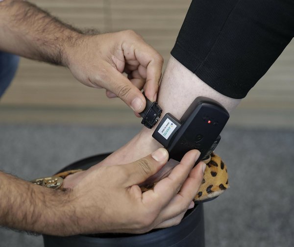 Proponen pulseras electrónicas para control de la cuarentena