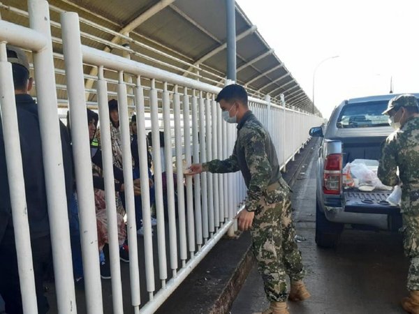 Grupo de 51 paraguayos que llegaron de Brasil esperan ingresar al país