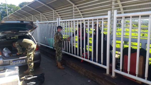 Más de 50 personas aguardan ingresar en el Puente de la Amistad