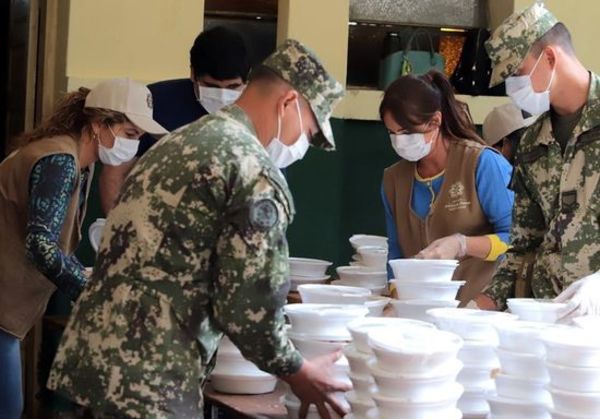 Primera Dama y militares distribuyen almuerzo a varios barrios capitalinos