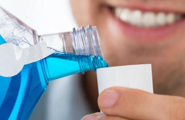 El ingrediente de los enjuagues bucales que podría causarte caries - C9N