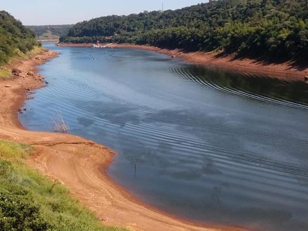 Sequía deja ríos secos en Argentina, sin agua a Iguazú y afecta exportaciones