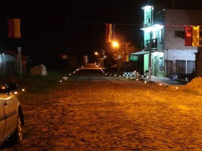 Feligreses iluminan las calles con velas contra el coronavirus - Nacionales - ABC Color