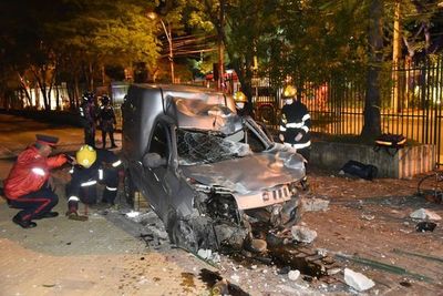 Aparatoso choque contra rejas de la ANDE deja un conductor herido - Nacionales - ABC Color