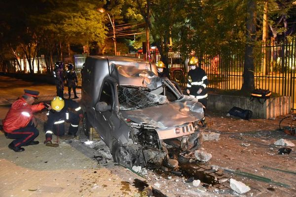 Aparatoso choque contra rejas de la ANDE deja un conductor herido - Nacionales - ABC Color