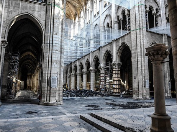 Arzobispo de Notre Dame vuelve a rezar en la catedral tras el incendio
