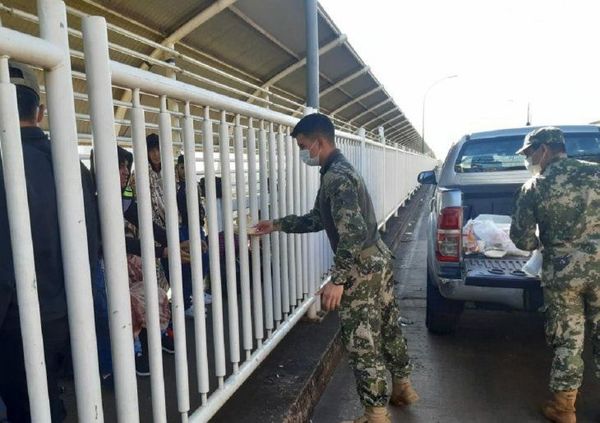 Grupo de 51 paraguayos que llegaron de Brasil esperan ingresar al país - Digital Misiones