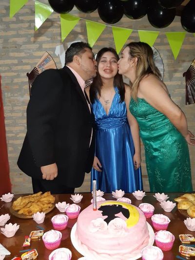 Sorprendieron a quinceañera con caravana frente a su casa