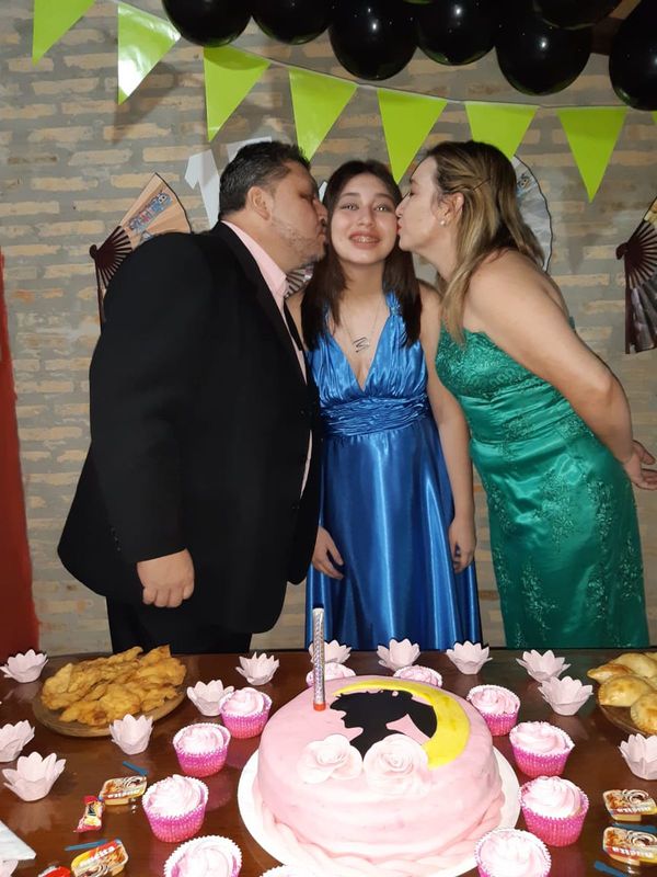 Sorprendieron a quinceañera con caravana frente a su casa