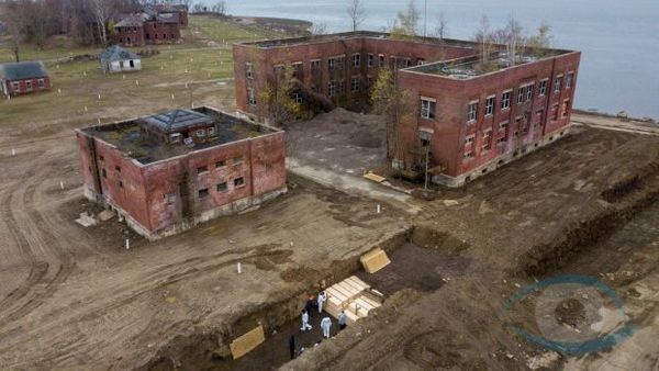 Imágenes de dron muestran una fosa común en la isla de Hart de Nueva York en medio del aumento de muertes por covid-19