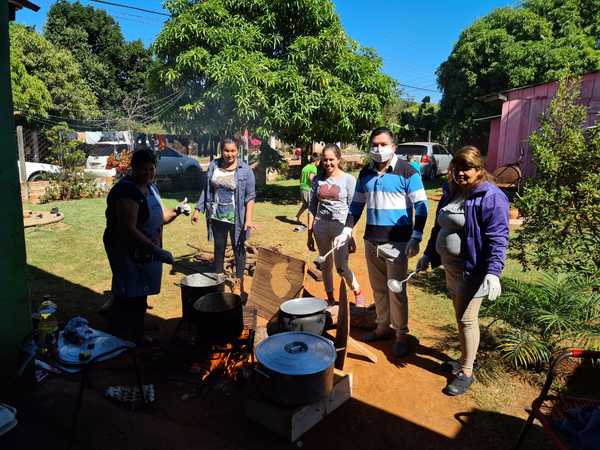 Hace chipa y cocina en olla popular para sus vecinos - Noticde.com