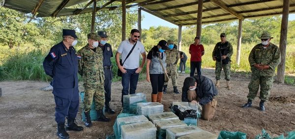 Incautan 385 kilos de cocaína y una avioneta abandonada