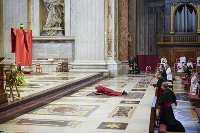 El Papa Francisco se postra en el suelo de la Basílica de San Pedro