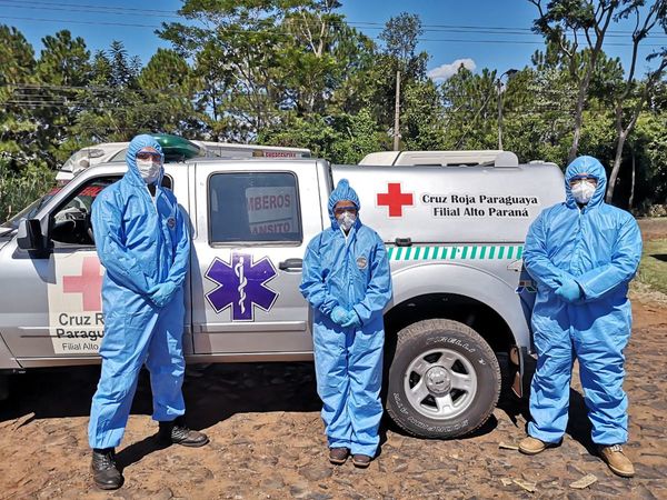 Voluntarios de la Cruz Roja y la decisión de quedar aislados en albergues