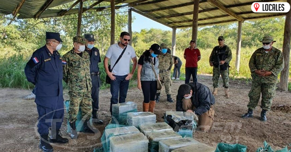 Tras allanamiento, incautaron 385 kilos de cocaína y una avioneta abandonada