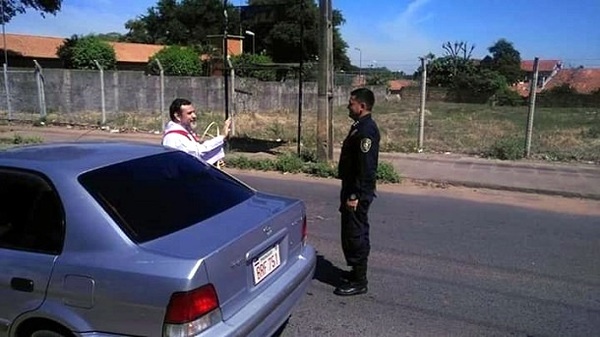 Policía detuvo a pa'i para pedirle su bendición