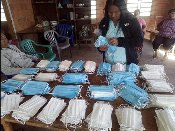 Mujeres indígenas elaboraron tapabocas para su comunidad