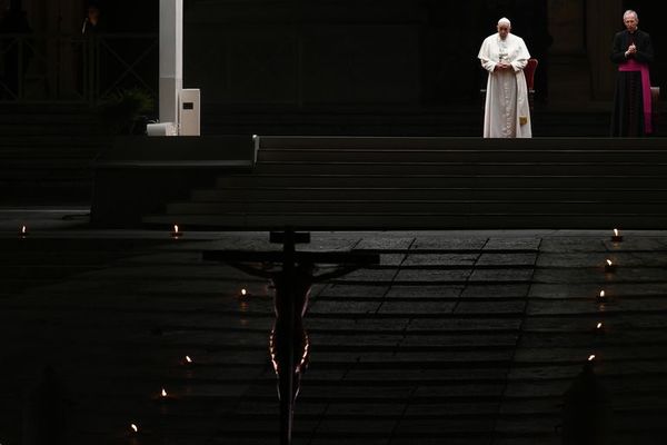Papa preside Vía Crucis en una Plaza vaticana completamente vacía - Mundo - ABC Color