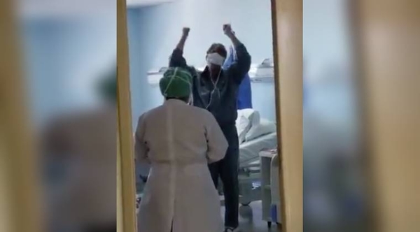 HOY / VIDEO | Paciente vence al coronavirus y recibe el alta médica: personal de blanco lo despidió con emoción