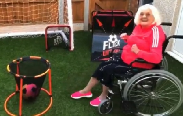 Tiene 85 años y demuestra una tremenda habilidad con el balón