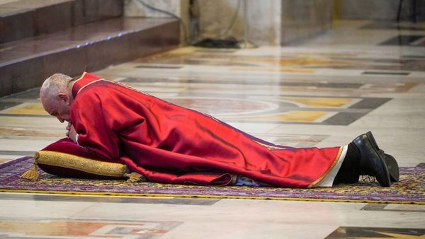 En señal de obediencia, el Papa se postró en la Basílica de San Pedro