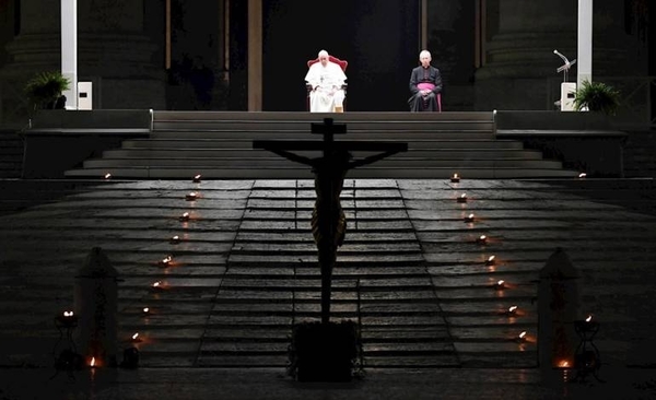 HOY / El papa preside el tradicional Vía Crucis en una plaza completamente vacía a causa de la pandemia
