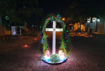 Vecinos de dos barrios rezaron el viacrucis