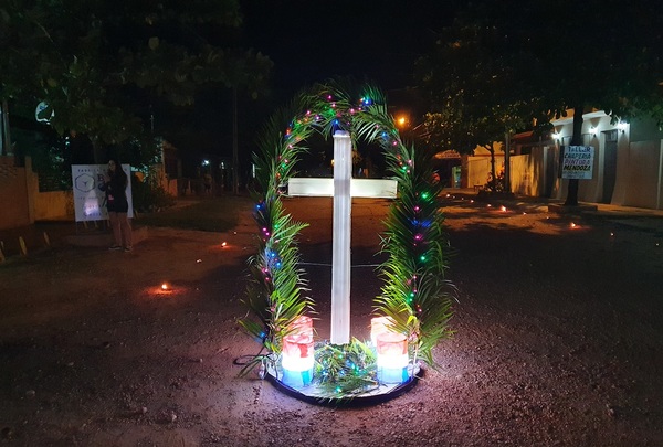 Vecinos de dos barrios rezaron el viacrucis