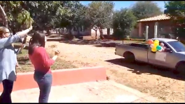 Se las ingeniaron para dar un saludo a quinceañera | Crónica