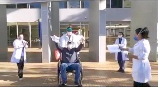 Paciente recuperado del virus emocionó al rollo | Crónica