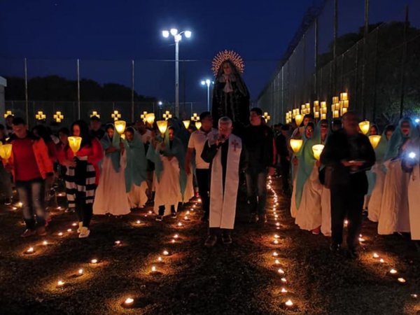 Reos recrean  emotiva procesión de  Tañarandy en  el penal de Misiones