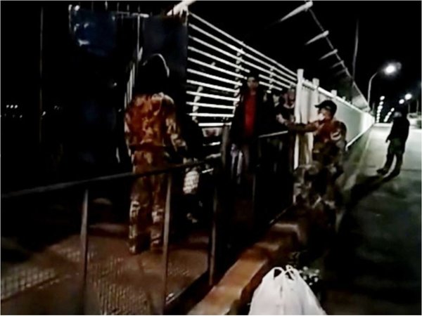 Repatriados que estaban varados en Puente de la Amistad van a albergue