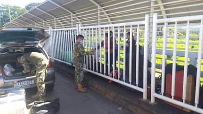 Viven sobre el Puente de la Amistad | Crónica