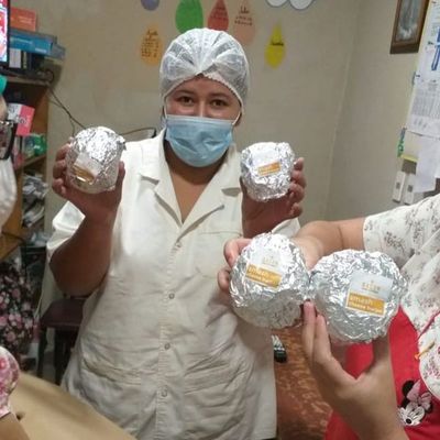 Hamburguesería local artesanal dona a personal de salud sus productos